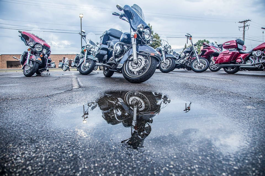 Bei schneller Fahrt auf nassen Straßen sind Motorräder besonders anfällig für Aquaplaning