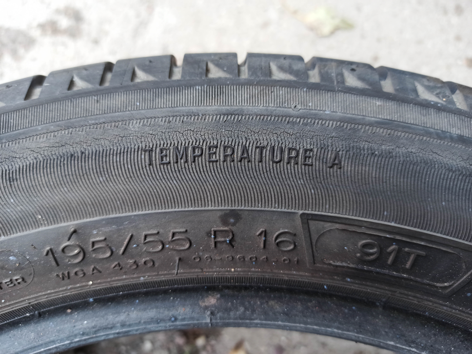 Die Abbildung zeigt den Michelin ENERGY SAVER 195/65 R16 Reifen mit Temperaturanzeige