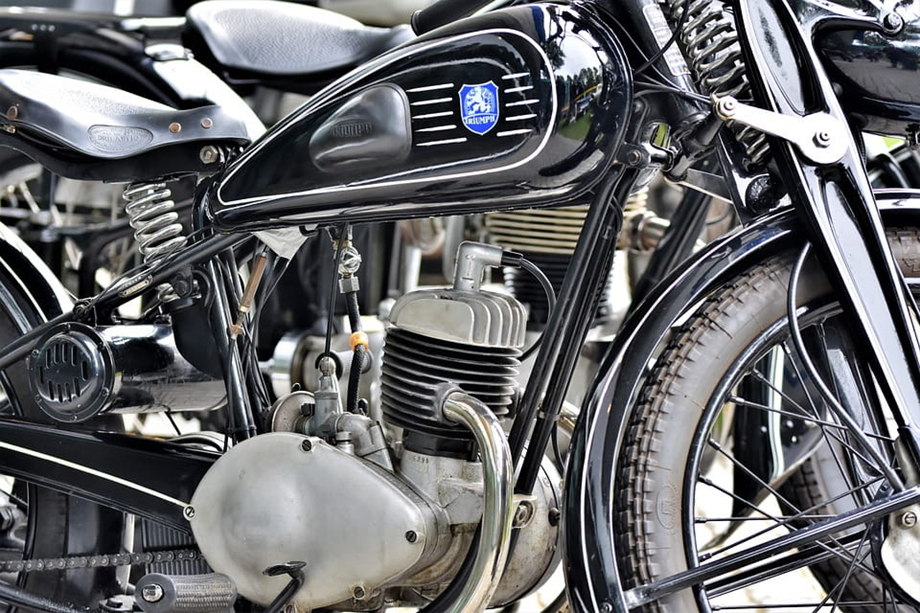 Eine gute Pflege der Antriebskomponenten schützt den Motorradmotor bei der Überwinterung gut