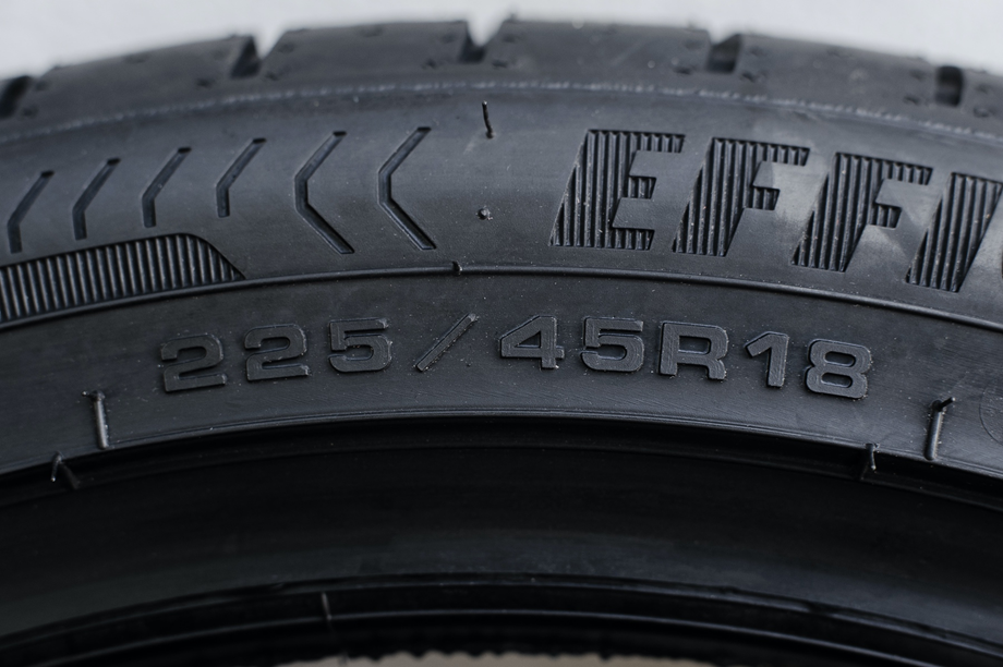 Beispiel für eine Reifengröße: 225/45R18