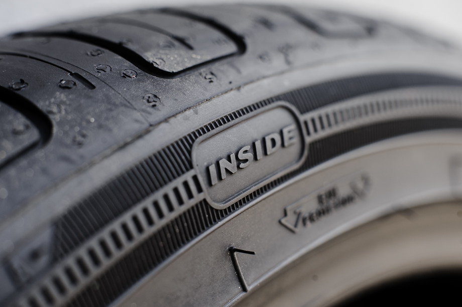 INSIDE bei Reifen mit asymmetrischem Profil muss der Reifen seitlich zur Innenseite des Fahrzeugs montiert werden