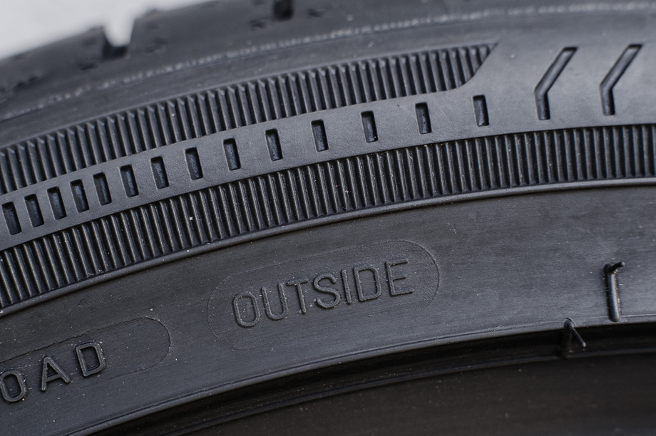 OUTSIDE - Ein Hinweis auf die Montage von Reifen mit asymmetrischem Profil