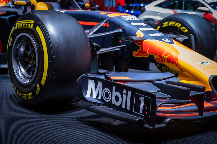 F1-Auto mit Pirelli-Intermediate-Trockenreifen ausgestattet