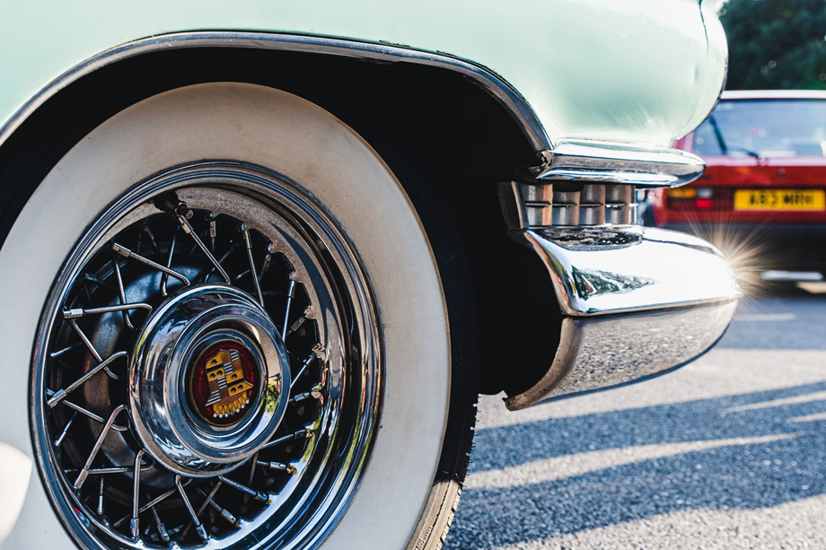 Die weiße Farbe der Reifen kam bei Autos des 20. Jahrhunderts schnell in Mode